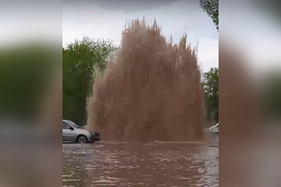 По парковке раскидало асфальт: в Тольятти на Ленинском проспекте забил мощный фонтан