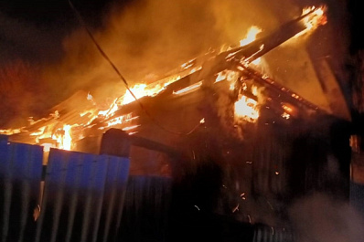 В Октябрьске полыхала заброшка