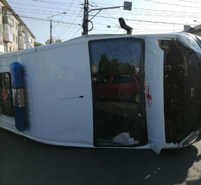 Число пострадавших в ДТП с перевернувшейся скорой в Тольятти увеличилось до трех