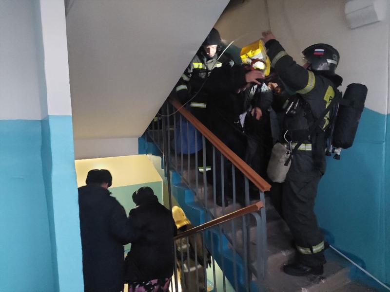 В Самаре горит квартира в многоэтажке на проспекте Кирова