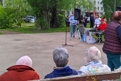На дворовой площадке в Тольятти организовали концерт в честь юбилея Дня Победы