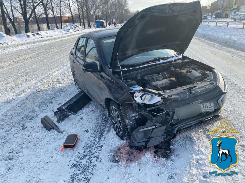 В Самаре молодой водитель на Audi A6 на скорости протаранил забор