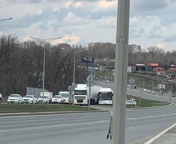 В Самаре пассажирский автобус столкнулся с грузовиком