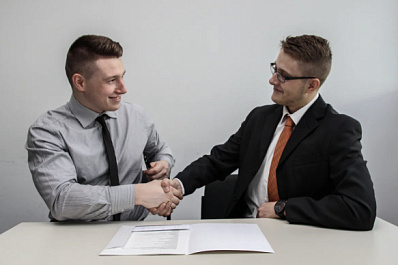 ВЦИОМ: люди с высоким уровнем дохода более доверчивы в общении с другими