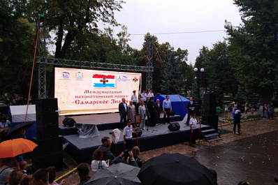 Ретро-почта, телемост и двухметровый торт: как прошел фестиваль "Самарское знамя"