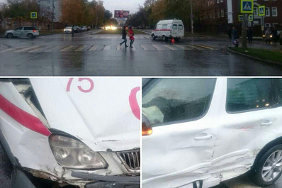 В Самаре водитель Шкоды устроил ДТП с каретой скорой и врезался в столб