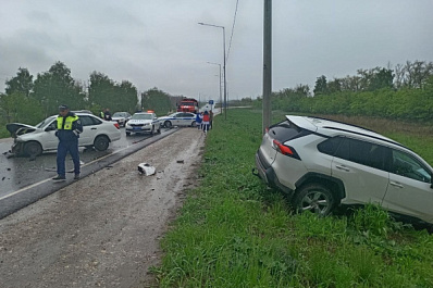 В Самарской области на трассе М5 "Тойота" влетела в "Гранту"