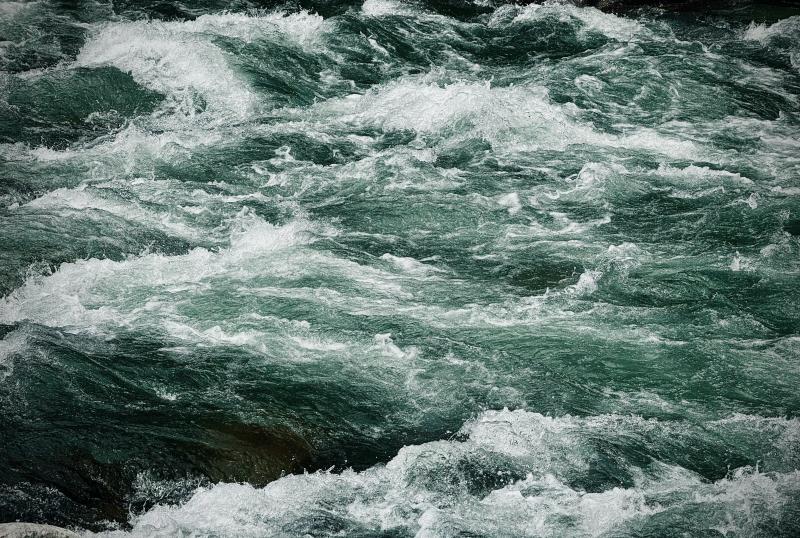 Спасатели нашли тело туриста, погибшего во время сплава по реке