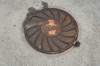 Двоих самарцев отправили на исправительные работы за похищение крышек колодцев