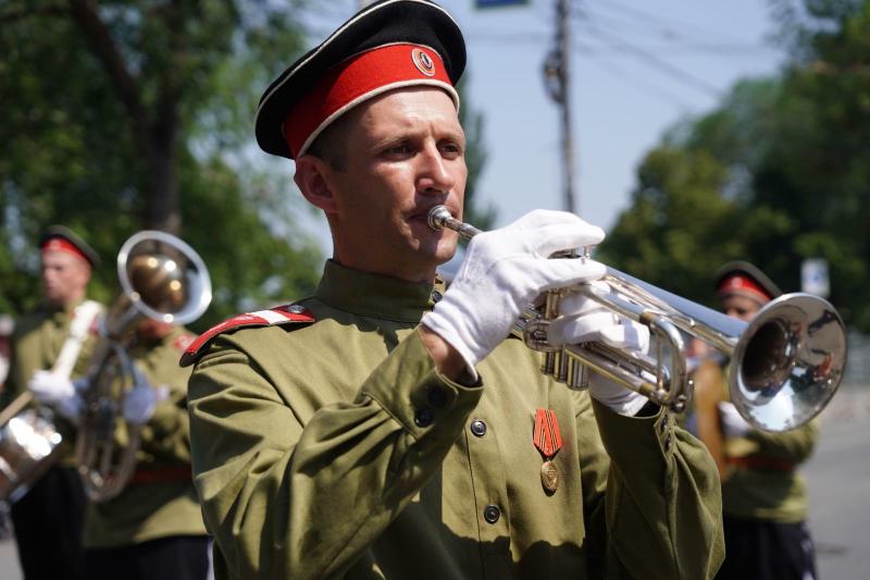 В Самаре марш-парад оркестров на Волжском шоссе открыл фестиваль "На сопках Маньчжурии"