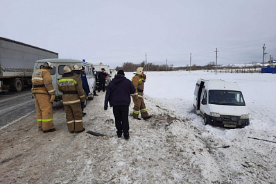 Один человек погиб и семеро пострадали: под Тольятти маршрутка столкнулась с большегрузом   