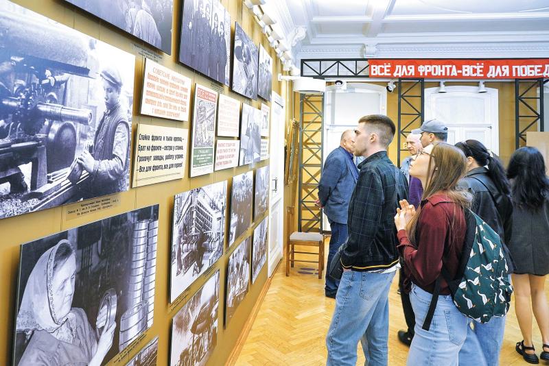 В самарской Детской картинной галерее работает выставка "Куйбышев - трудовая передовая"