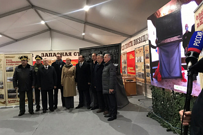 Самаре вручают мемориальное панно в честь Парада Победы на Красной Площади