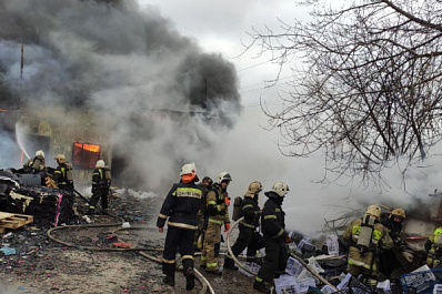 Площадь пожара в ангаре на проспекте Кирова в Самаре выросла до 200 "квадратов"