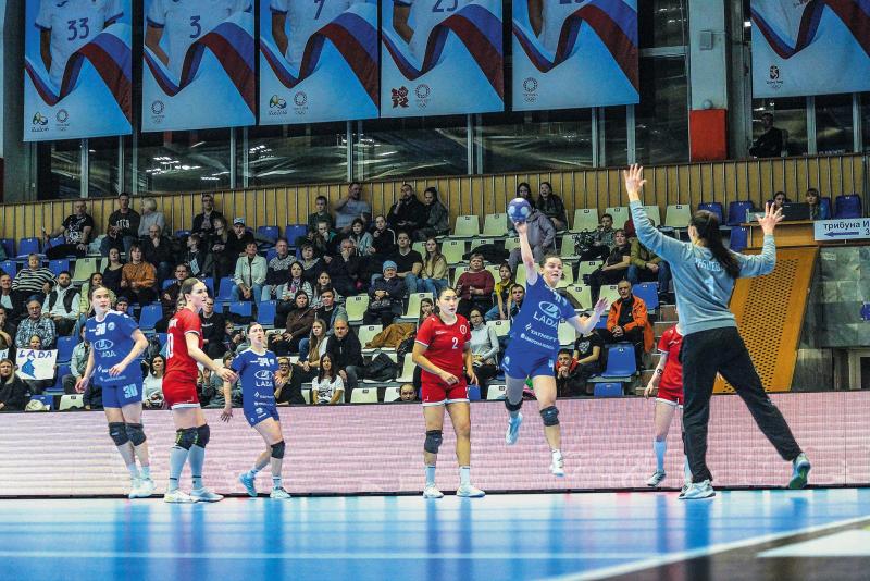 Теряют шансы: гандбольная "Лада" дома уступила "Астраханочке"