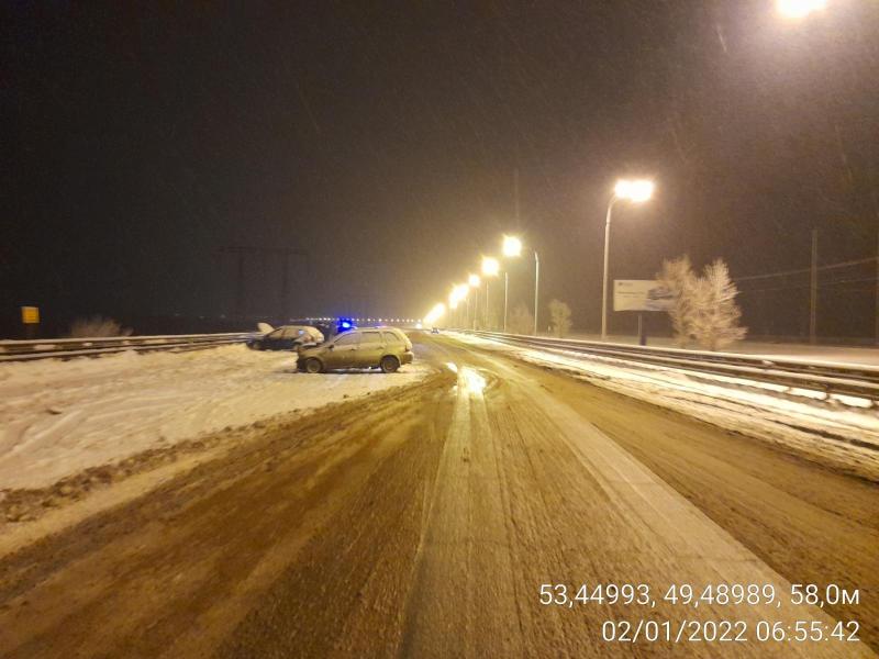В Жигулевске в снегопад на трассе столкнулись три "Калины"