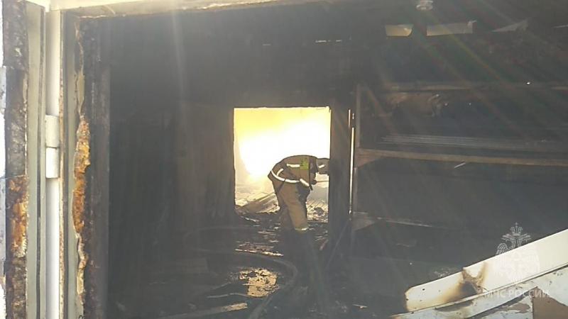 Пожар локализован: под Самарой продолжают тушить склад с мебелью