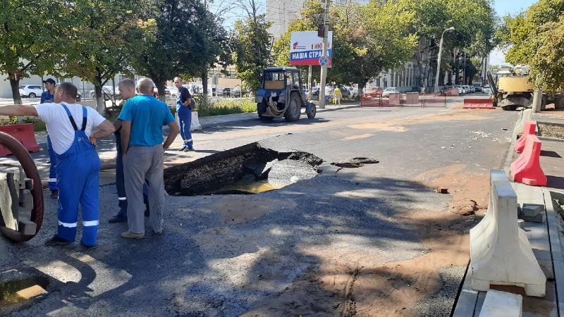 Фото с места событий: на Мичурина устраняют аварию на водоводе