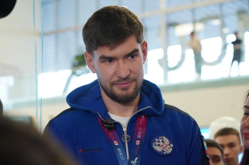 В самарском аэропорту торжественно встретили серебряного призера чемпионата мира по тхэквондо Рафаиля Аюкаева