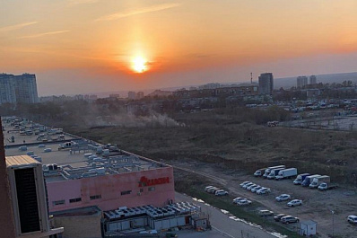 В Самаре у "Космопорта" горит сухая трава на площади 500 кв. м
