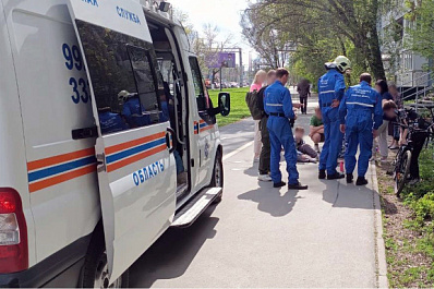 В Самаре спасатели помогли мальчику, застрявшему в велосипеде