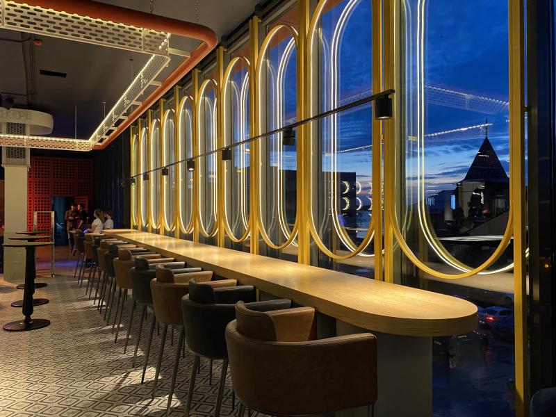 Более 30 ресторанов и обновлённый боулинг: в центре Самары открылось новое пространство - фудхолл Picture’s 