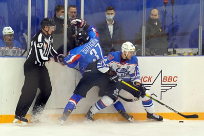 Победа и поражение: хоккейные клубы Самарской области по-разному проводят уральский выезд 