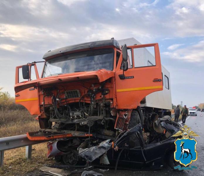 В Волжском районе 6 октября погиб водитель иномарки после столкновения с КамАЗом