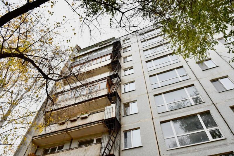 Спасатели попали в квартиру через балкон и помогли пенсионерке