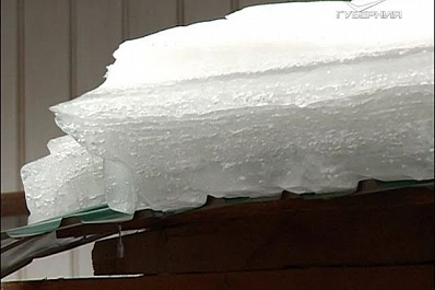 В Самаре наледь с крыши чуть не придавила женщину с детьми