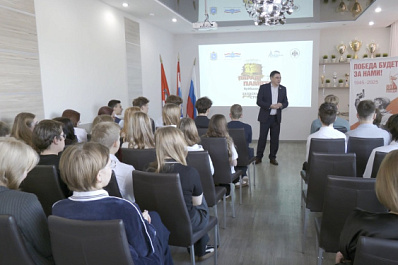 В самарских школах в преддверии Дня народного единства и Парада Памяти проходят классные часы