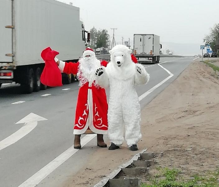 На въезде в Тольятти заметили Деда Мороза с медведем