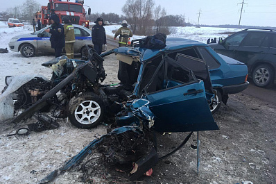 Три человека попали в реанимацию после столкновения легковушки с эвакуатором на трассе в Самарской области