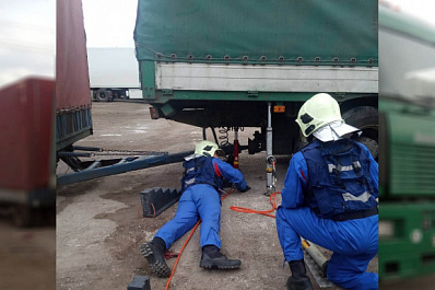 В Самарской области водитель грузовика погиб, оказавшись зажатым между рамой кузова и колесом