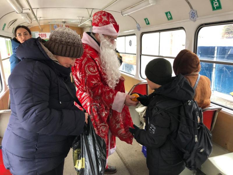 В Самаре запустили новогодний трамвай под управлением Деда Мороза и Снегурочки