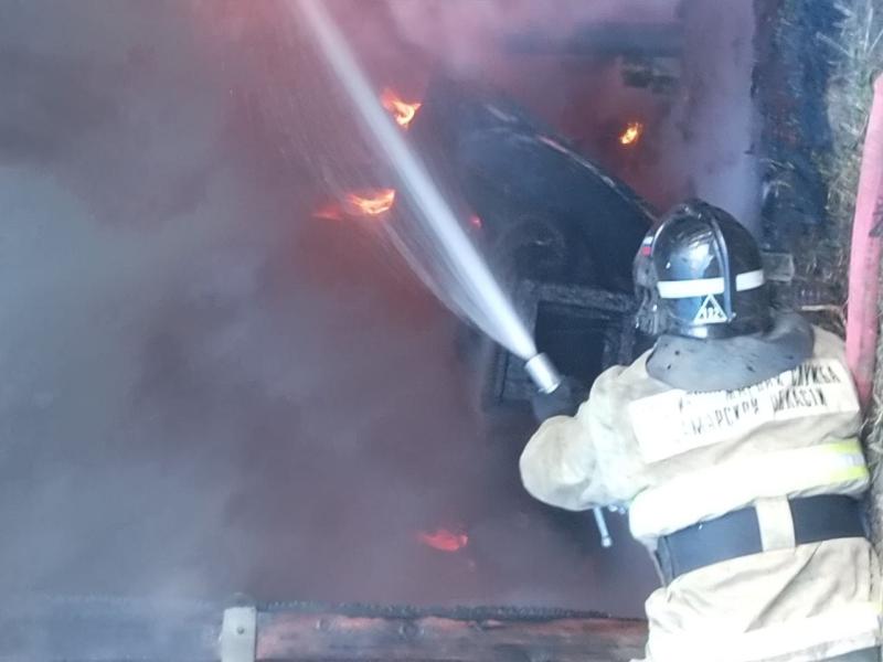 В Большой Глушице сгорело 100 "квадратов" сараев