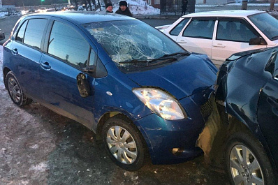 Самарская автоледи наехала на пешехода и повредила три автомобиля, не считая собственного