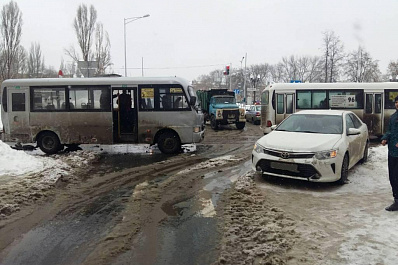20-летняя девушка спровоцировала ДТП в Самаре, в результате которого пострадал пассажир автобуса
