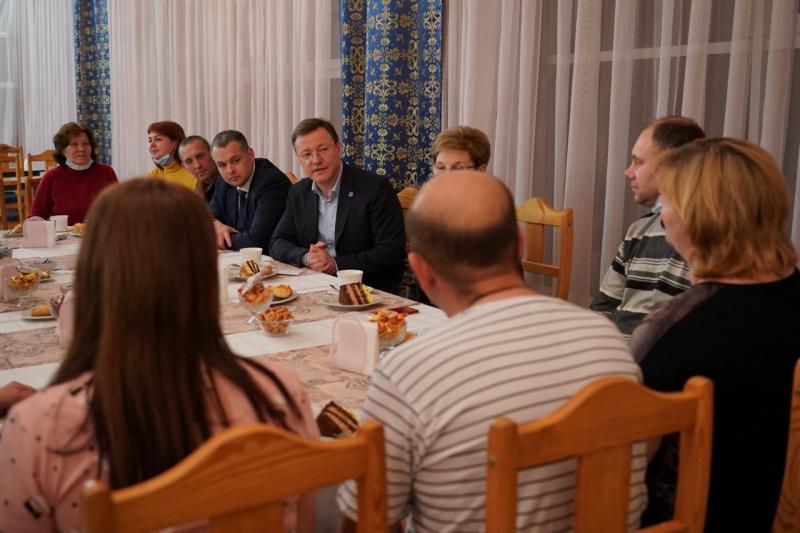 "Приняли как родных": Дмитрий Азаров пообщался с вынужденными переселенцами из Мариуполя