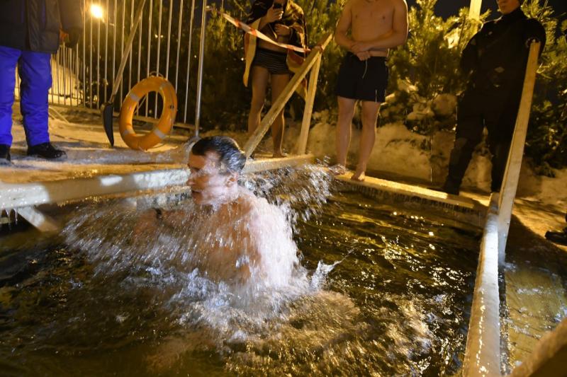 В МЧС России дали советы решившим окунуться в прорубь