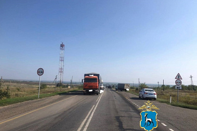На трассе в Самарской области грузовик насмерть сбил пешехода