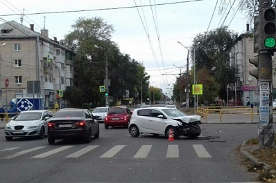 В Тольятти автоледи спровоцировала массовую аварию
