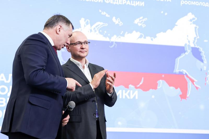 Марат Хуснуллин наградил Дмитрия Азарова за успехи Самарской области в дорожном нацпроекте