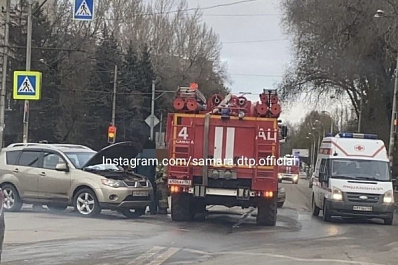 В Самаре кроссовер влетел в пожарную машину