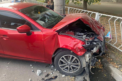 В Самаре "Приору" и Mazda отбросило на пешеходное ограждение после ДТП на перекрестке