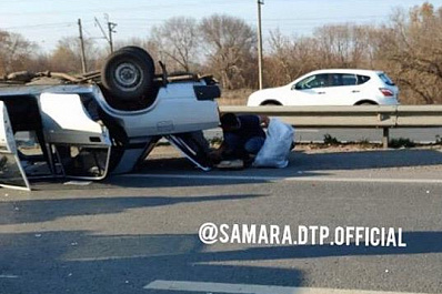 В Самарской области на трассе легковушка перевернулась на крышу
