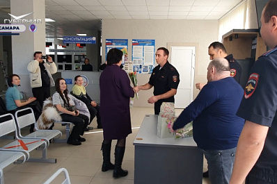 В преддверии 8 Марта в Самаре начинающим водителям вручили цветы и подарки