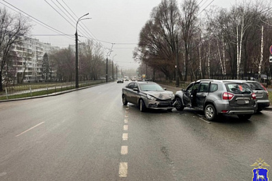 В Кировском районе Самары 2 человека пострадали при столкновении "Ниссана" и "Весты"
