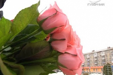 Несколько тысяч роз раздали жительницам Самары 8 Марта