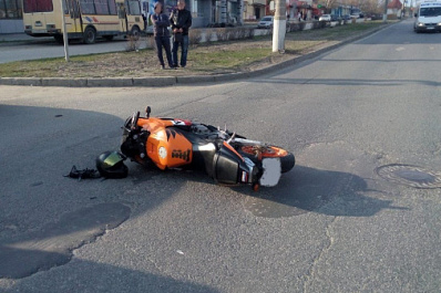 В Тольятти пожилой водитель на "Шевроле" сбил мотоциклиста